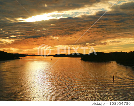 茜雲の美しい白夜のバル海 茜雲の美しい白夜のバル海 108954780