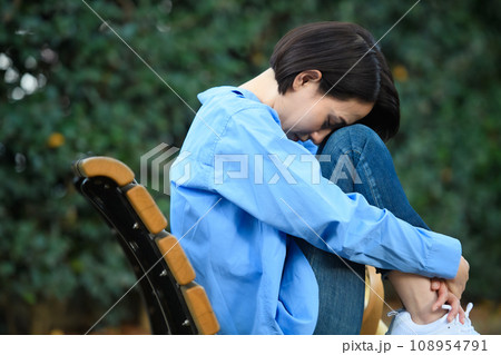 ベンチに座って悩む女性 108954791