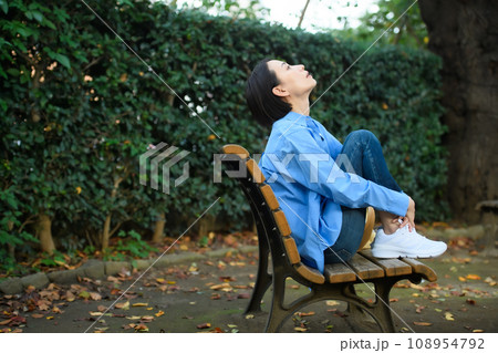 ベンチに座って悩む女性 108954792