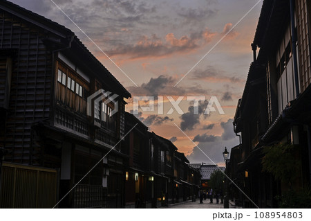 夕焼けが美しい秋のひがし茶屋街 108954803