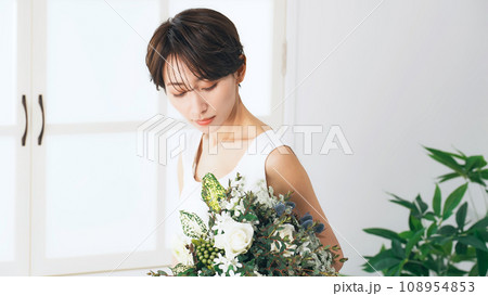 花束を持った女性 美容イメージ 花束を持った女性 美容イメージ 108954853