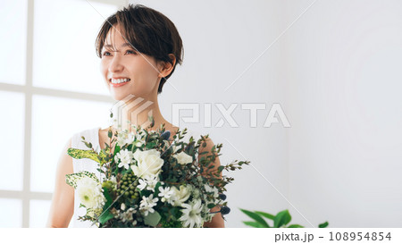花束を持った女性　美容イメージ 108954854
