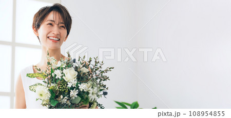 花束を持った女性 美容イメージ 花束を持った女性 美容イメージ 108954855