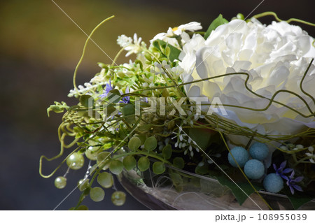 クリスマスリース，生け花の飾り付け～Merry Christmas - Xmas 108955039