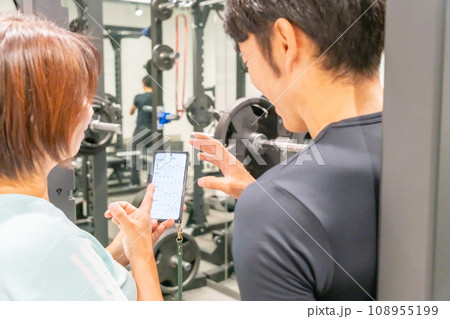 パーソナルトレーニングジム　アラ還女性　ダイエット　体重管理　体組成計　折れ線グラフ　男性トレーナー 108955199