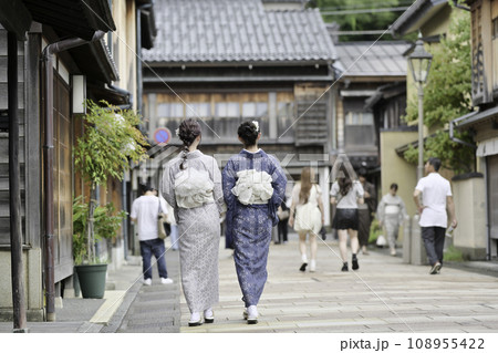秋のひがし茶屋街を散策する着物女子 108955422