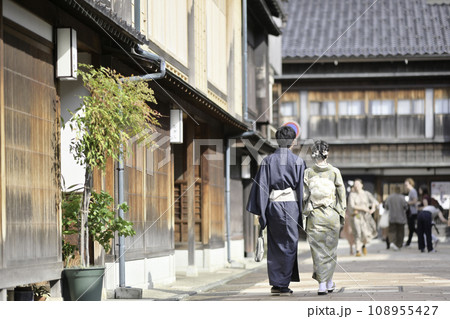 秋のひがし茶屋街を散策する着物女子 108955427