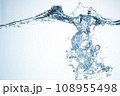 猛暑の夏に涼しい氷イメージ素材　波と泡の背景素材　コピースペース付き 108955498
