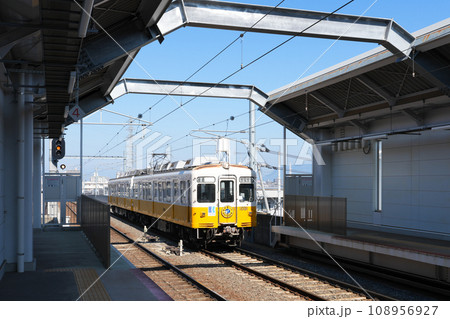琴電琴平行きの電車(伏石駅にて)*香川県高松市 琴電琴平行きの電車(伏石駅にて)*香川県高松市 108956927