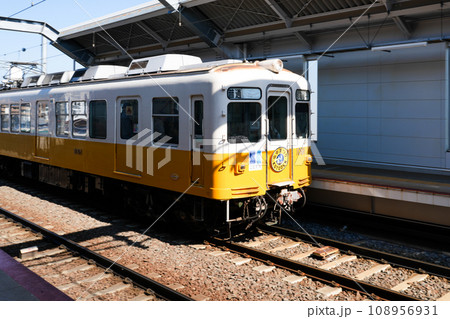 琴電琴平行きの電車(伏石駅にて)*香川県高松市 琴電琴平行きの電車(伏石駅にて)*香川県高松市 108956931