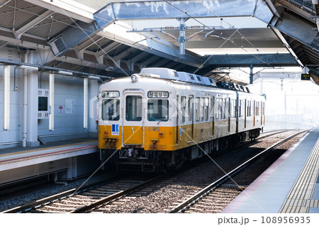 琴電琴平行きの電車(伏石駅にて)*香川県高松市 琴電琴平行きの電車(伏石駅にて)*香川県高松市 108956935