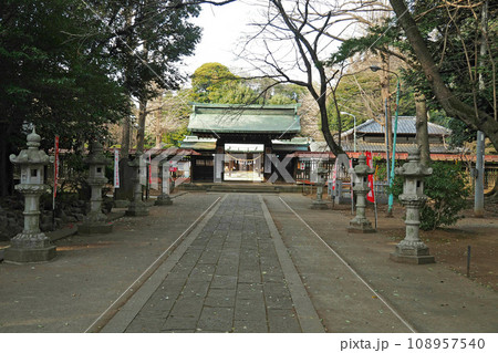 峯ヶ岡(みねがおか)八幡神社の参道と山門【埼玉県川口市】 108957540
