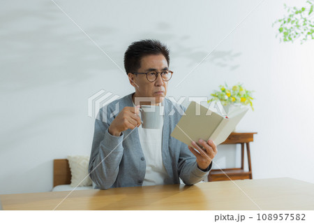 読書する中年男性　 108957582