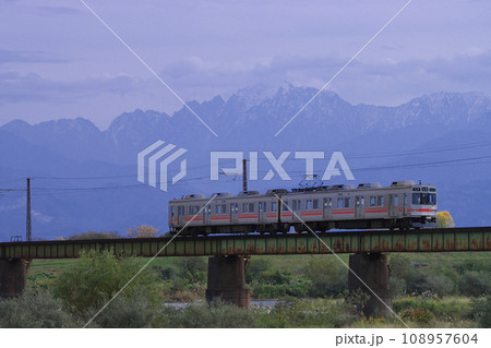 雄大な立山連峰を背景に鉄橋を渡る富山地鉄の17480系電車_2023/11/5撮影 108957604