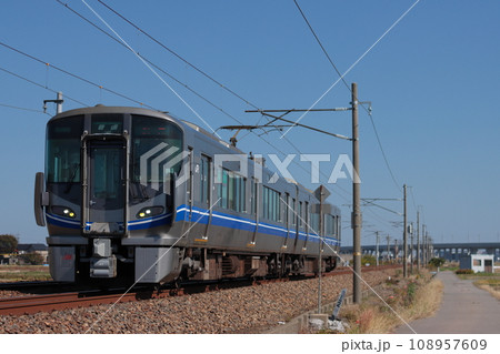 開業迫る北陸新幹線の高架を背景に間もなく姿を消す521系電車_2023/11/3撮影 108957609