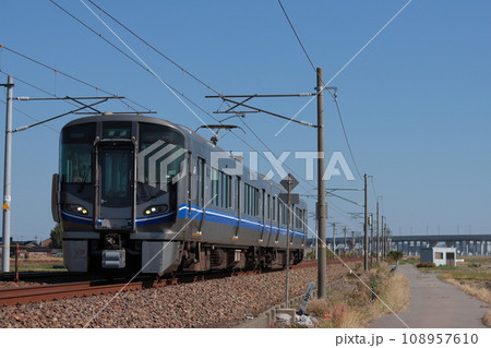 開業迫る北陸新幹線の高架を背景に間もなく姿を消す521系電車_2023/11/3撮影 108957610
