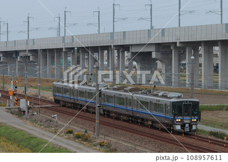 開業迫る北陸新幹線の高架を背景に間もなく姿を消す521系電車_2023/11/4撮影 開業迫る北陸新幹線の高架を背景に間もなく姿を消す521系電車_2023/11/4撮影 108957611