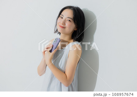 スマホを見る女性 108957674