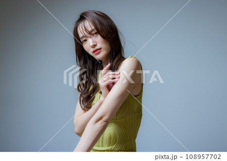黄緑のワンピースを着た女性 黄緑のワンピースを着た女性 108957702