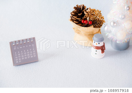白いクリスマスツリーと雪だるまとカレンダーのクリスマスイメージ 108957918