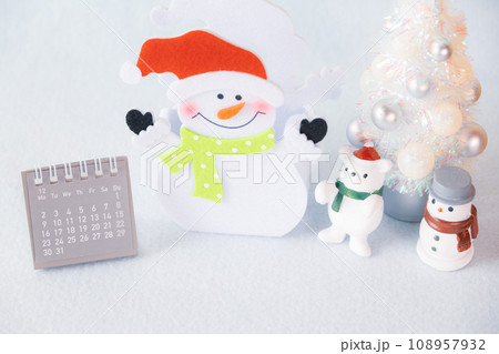 雪だるまと白くまとカレンダーのクリスマスイメージ 108957932