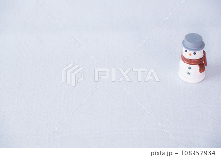 白バックと雪だるまのクリスマスイメージ 白バックと雪だるまのクリスマスイメージ 108957934
