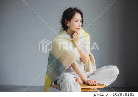 椅子に座る女性 108958185