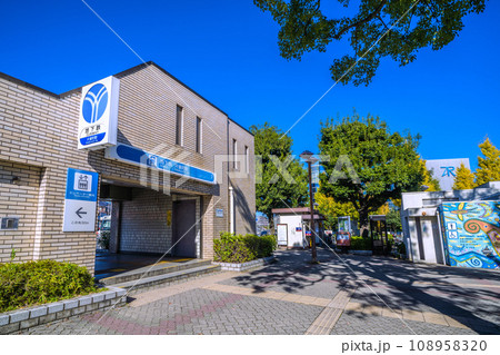 日本の横浜都市景観 横浜市営地下鉄 片倉町駅などを望む 日本の横浜都市景観 横浜市営地下鉄 片倉町駅などを望む 108958320