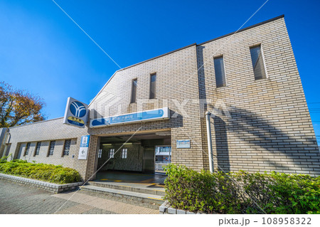 日本の横浜都市景観　横浜市営地下鉄 片倉町駅などを望む 108958322