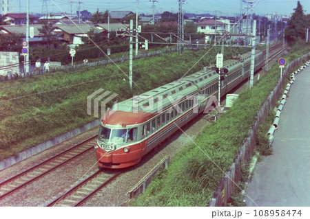 小田急3000形SSE車3055他、特急えのしま号、玉川学園前ー町田、1976年9月15日 108958474