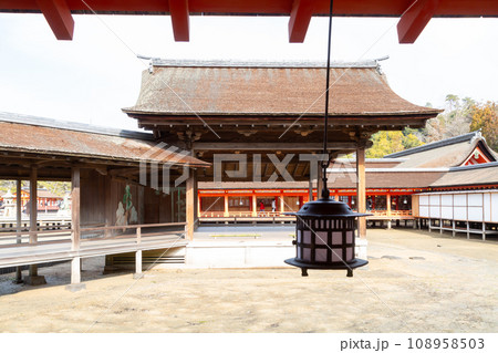 広島 宮島 厳島神社 西廻廊から望む能舞台と本殿 108958503