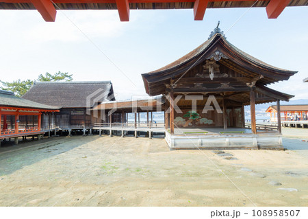 広島 宮島 厳島神社 西廻廊から望む能舞台 広島 宮島 厳島神社 西廻廊から望む能舞台 108958507