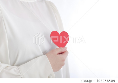 胸元でハートのオブジェを持つ女性 108958509