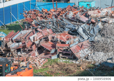 大規模な解体工事で撤去した鉄スクラップ 108958906