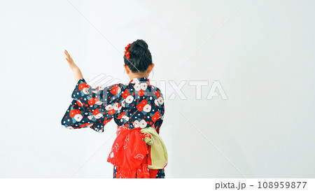 浴衣を着て盆踊りを踊る女の子 浴衣を着て盆踊りを踊る女の子 108959877