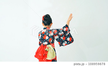 浴衣を着て盆踊りを踊る女の子 108959878