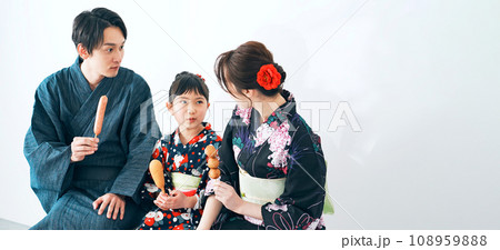浴衣で屋台グルメを食べる親子 浴衣で屋台グルメを食べる親子 108959888