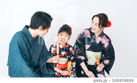 浴衣で屋台グルメを食べる親子 浴衣で屋台グルメを食べる親子 108959889