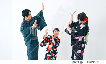 盆踊りを踊る親子 盆踊りを踊る親子 108959892