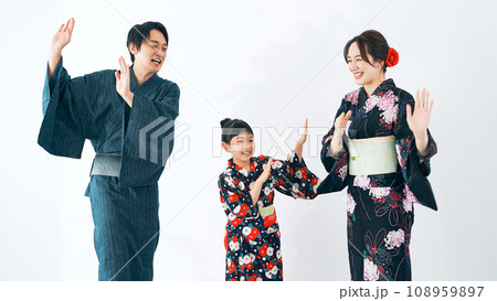 盆踊りを踊る親子 盆踊りを踊る親子 108959897