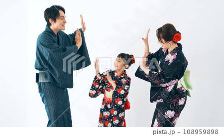 盆踊りを踊る親子 108959898