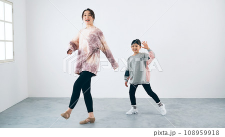 ダンスのレッスンを受ける女の子 ダンス教室 ダンスのレッスンを受ける女の子 ダンス教室 108959918