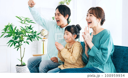 テレビを見て興奮する親子 108959934