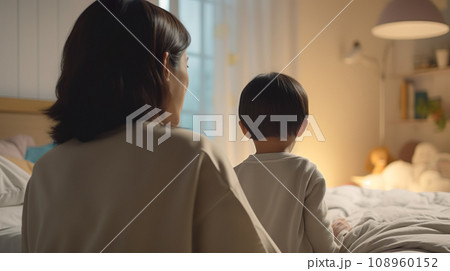 寝室で寄り添う母親と子どもの後ろ姿「AI生成画像」 108960152