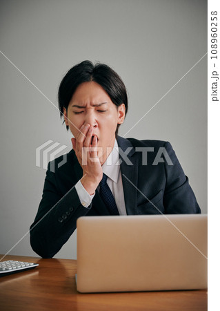 眠くてあくびをする若い男性会社員 108960258