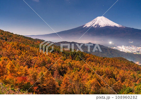 《山梨県》紅葉と富士山・月明かりの夜景 108960282