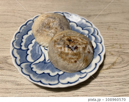 皿に盛られた美味しそうな梅枝焼き餅 108960570