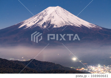 《山梨県》秋の富士山・月明かりの夜の風景 108960681