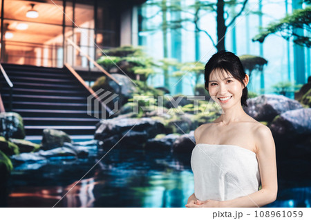 温泉でリラックスをする女性 温泉でリラックスをする女性 108961059