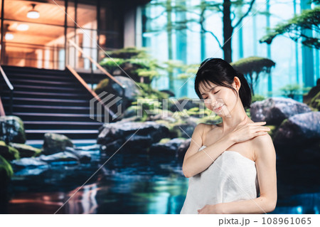 温泉でリラックスをする女性 温泉でリラックスをする女性 108961065